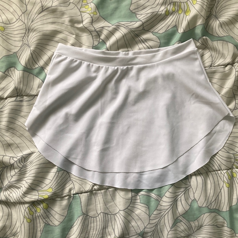 Short bullet pointe style skirt.